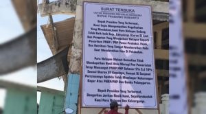 Nelayan Kabupaten Rembang memasang surat terbuka kepada Presiden RI, Prabowo Subianto.
