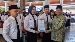 Bupati Rembang, Harno saat menyerahkan SK pengangkatan PPPK tahap 2, di pendopo museum RA. Kartini, Selasa (02/8).