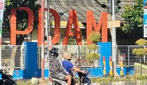 Warga melintas di depan PDAM/ Perumda Air Minum Banyumili Rembang, Selasa (02 September 2025).