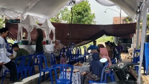 Suasana syukuran pernikahan di rumah warga Desa Weton Kecamatan Rembang, yang mendapatkan suami dari Jerman, Senin (29 September 2025).