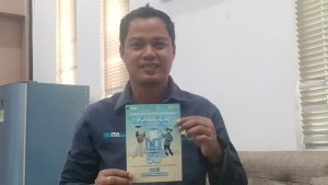 Manajer Unit Layanan Pelanggan PLN Rembang, Jati Kuncahyo menunjukkan flyer program Kalcer (kado Listrik ceria).