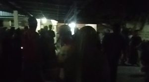 Massa dari Desa Labuhan Kidul Kecamatan Sluke mendatangi Mapolsek Sluke, Minggu malam (28/09).