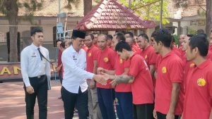 Kepala Rutan Rembang, Agung Hartono berpamitan kepada warga binaan pemasyarakatan, seusai kegiatan penandatanganan komitmen bebas Narkoba, Senin (22 September 2025).