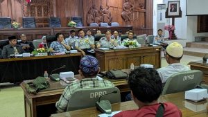 Perkumpulan Sopir Bus Mini Kabupaten Rembang, saat audiensi dengan DPRD dan OPD terkait, belum lama ini.