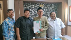 Vicky Rio Wimbi Utomo (baju hitam) menyampaikan aduan kepada Badan Kehormatan DPRD Rembang, hari Senin (08 September 2025).