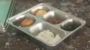 Siswa salah satu SD N di Kecamatan Rembang Kota mengeluhkan bau tidak sedap dari nampan wadah MBG.