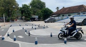 Ujian praktek pemohon SIM di halaman Satlantas Polres Rembang.