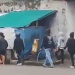 Tangkapan layar video, sekelompok warga membawa senjata tajam melintas di jalur Pantura sebelah barat Jembatan Bagan Lasem, Minggu sore (26/10).