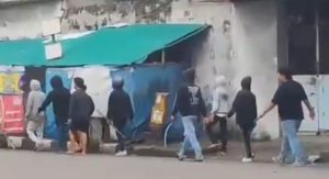 Tangkapan layar video, sekelompok warga membawa senjata tajam melintas di jalur Pantura sebelah barat Jembatan Bagan Lasem, Minggu sore (26/10).