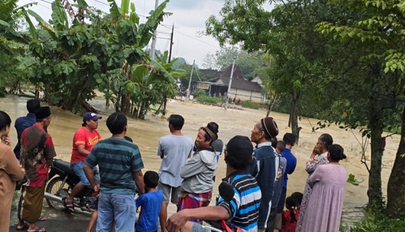 Breaking News : Kec. Sumber Dikepung Banjir, Kec. Kaliori Langsung Siaga