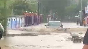 Sebuah mobil nekat menerobos banjir di depan SMP N 1 Sumber. (Foto atas) Warga tak bisa melintas, karena jembatan Desa Krikilan Kecamatan Sumber tertutup banjir, Minggu sore (26/10).