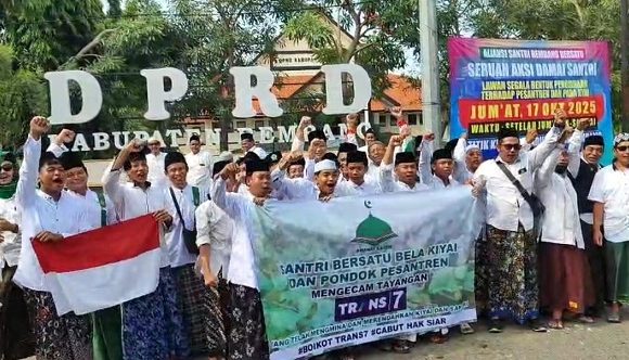 Bela Kiai Dan Pesantren, Dua Lokasi Di Rembang Menjadi Sasaran Demo