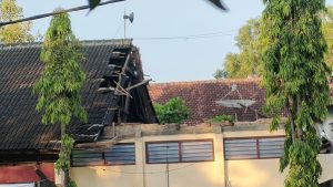 Atap kantor Dinas Perindustrian Dan Tenaga Kerja Kabupaten Rembang ambruk, tepatnya bagian utara.