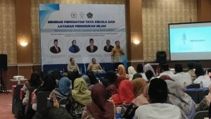Anggota Komisi VIII DPR RI, Swi Wulan bersama para guru madrasah di Kabupaten Rembang, saat berlangsung seminar penguatan tata Kelola dan layanan pendidikan Islam, Selasa sore (21/10).