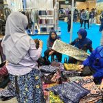 Ketua Dewan Kerajinan Nasional Daerah (Dekranasda) Kabupaten Rembang, Musringah Harno dan wakilnya, Siti Halimatussadiyah hadir langsung di arena pameran Inacraft di Jakarta.