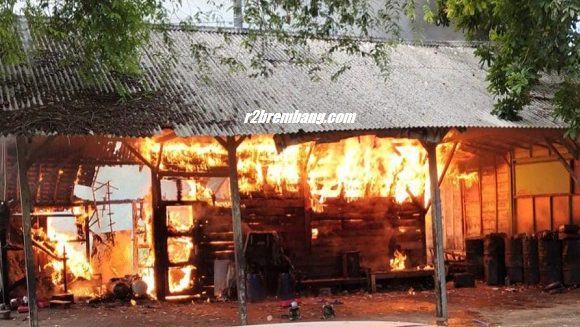 Diduga Tersambar Petir, Bengkel Mobil Dan Warung Terbakar (TKP Desa Gunem Kec. Gunem)