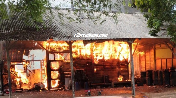 Diduga Tersambar Petir, Bengkel Mobil Dan Warung Terbakar (TKP Desa Gunem Kec. Gunem)