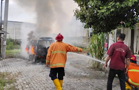 Mobil Katana Terbakar, Damkar Rembang Gerak Cepat