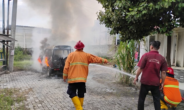 Mobil Katana Terbakar, Damkar Rembang Gerak Cepat