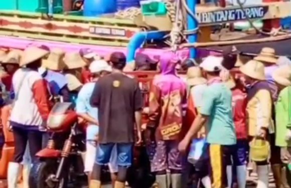 Breaking News : 5 Korban Saat Membongkar Ikan, 1 Meninggal Dunia (TKP Pelabuhan Tasikagung)