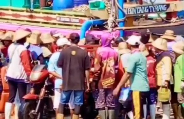 Breaking News : 5 Korban Saat Membongkar Ikan, 1 Meninggal Dunia (TKP Pelabuhan Tasikagung)