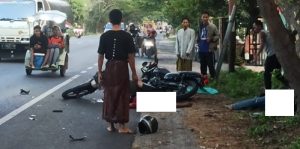 Dua sepeda motor terlibat tabrakan di jalur Pantura Desa Tegalmulyo Kecamatan Kragan Kabupaten Rembang Senin sore (13 Oktober 2025).