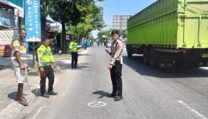 Kanit Gakkum Satlantas Polres Rembang, Ipda Rahmat Hersa Widiatmoko memimpin olah TKP kecelakaan yang mengakibatkan korban meninggal dunia, mantan Kades Langkir.