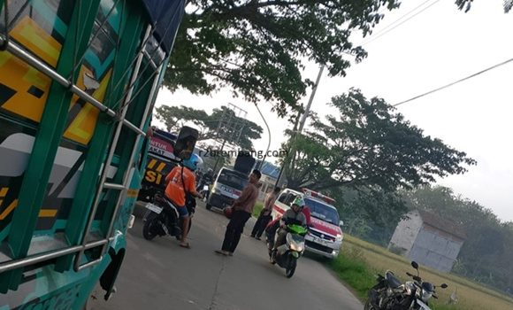 Mobil Ambulance Tabrakan Dengan Sepeda Motor, Membawa Jenazah Ke Desa Tengger (TKP Laka Desa Pamotan)