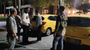 Sama-sama Honda Brio, dengan plat nomor sama. Sebelah kanan milik anggota DPRD Rembang, Maryono, sedangkan sebelah kiri dibawa seorang penyanyi wanita.