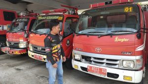 Kepala Bidang Pemadam Kebakaran Badan Penanggulangan Bencana Daerah (BPBD) Rembang, Erwin Rahadyan mengecek kondisi armada Damkar.