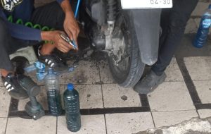 Sepeda motor di Rembang Pertalitenya dikuras, kemudian akan diganti Pertamax. Hal itu setelah pemilik merasakan mesin brebet-brebet. (Dok. Alfian).