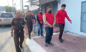 Dua orang terdakwa dalam kasus dakwaan korupsi dana hibah pokok pikiran (Pokir) DPRD untuk pengadaan usaha ayam petelur.