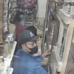 Dua terduga pelaku pencuri rokok beraksi di sebuah toko Pasar Lasem, tak sadar terekam kamera CCTV.
