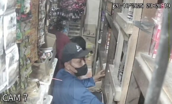 Tutup CCTV Dengan Lakban, Pencuri Rokok Tak Sadar Masih Ada Kamera Tersembunyi (TKP Pasar Lasem)