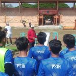 Para pemain hasil seleksi PSIR Rembang, saat menyimak arahan pelatih, Rabu (08/10) pagi.