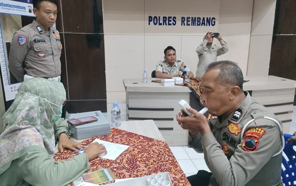 “Hembuskan Nafas, Semakin Kecil Semakin Bagus…”(Pemeriksaan Kesehatan Satlantas Polres Rembang)