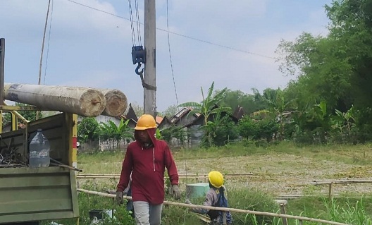 Warga Mengeluh Tegangan Listrik Rendah, PLN Turun Ke Karangkidul (Pasang 10 Tiang)