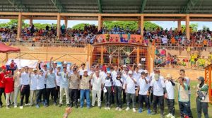 Kejurkab Atletik di Stadion Krida Rembang, Rabu (19/11). Tampak seorang peserta asli dari Papua berfoto bersama dengan Plt Ketua Umum KONI dan Pengurus PASI Kab. Rembang.