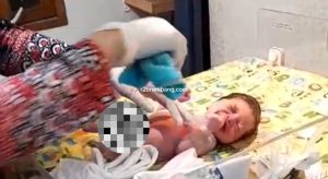 Petugas medis RSUD dr. R. Soetrasno Rembang membersihkan bayi yang ditemukan pemancing ikan. Tampak bayi menangis, Sabtu malam (15/11).