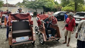 Sejumlah tukang becak di Rembang yang tidak mendapatkan bantuan, tampak penasaran dan sebatas mencoba naik becak listrik.