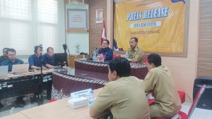 Kepala BPS Kab. Rembang, Jubaedi, saat melakukan paparan tentang inflasi, Senin (03/11).