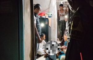 Anggota Polsek Sarang mendatangi TKP bunuh diri di Desa Jambangan Kecamatan Sarang, Rabu malam.