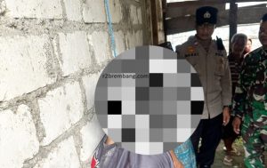 Polisi dan anggota TNI berada di TKP bunuh diri Desa Mrayun Kecamatan Sale, Sabtu (15/11).