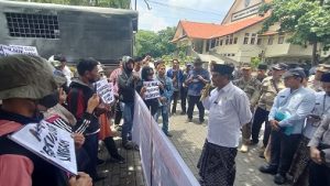 Bupati Rembang, Harno menemui massa pendemo, warga Desa Banyudono Kecamatan Kaliori, Kamis (27/11).