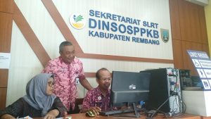 Sekretaris Dinas Sosial Pemberdayaan Perempuan Dan Keluarga Berencana Kabupaten Rembang, Nurdin Fahrudi mengobrol dengan petugas loket pelayanan Bansos.