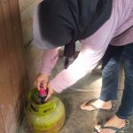 Seorang pemilik warung di Rembang sedang menyiapkan tabung gas. Kasus pencurian tabung gas, belakangan ini patut diwaspadai.