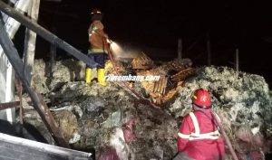 Proses pemadaman di lokasi usaha pengolahan bulu ayam, Desa Krikilan Kecamatan Sumber, Minggu (09/11).