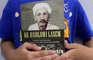 Buku biografi KH. Baidlowi Lasem.