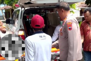 Kapolsek Sluke, AKP Marjito bersama masyarakat, saat evakuasi jenazah korban dari TKP ke rumah duka, Rabu siang (26/11).