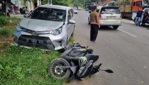 TKP kecelakaan, mobil menabrak sepeda motor yang akan belok, di Desa Jeruk Kecamatan Pancur.
